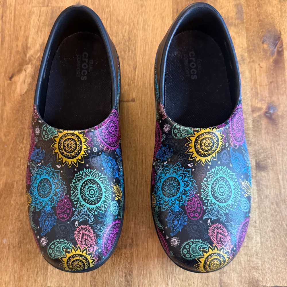 CROCS Slip-Resistant Clogs Size 6